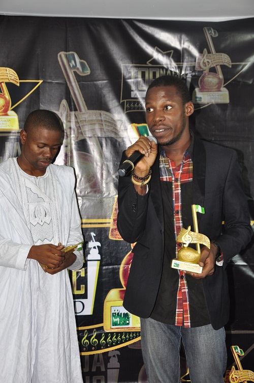 Didee receiving his award as An Artiste With Potential 